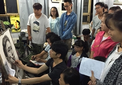 上(shàng)課場(chǎng)景，老(lǎo)師(shī)做(zuò)示範